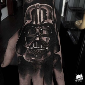 tatuaje_blackwork_darth_vader_mano_logiabarcelona_pedro_monteiro